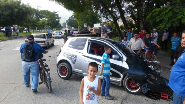 De milagro se salvan de morir en aparatoso accidente