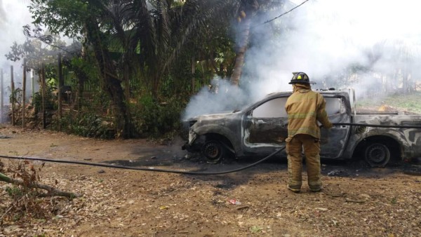 Pobladores queman dos vehículos municipales en Islas de la Bahía