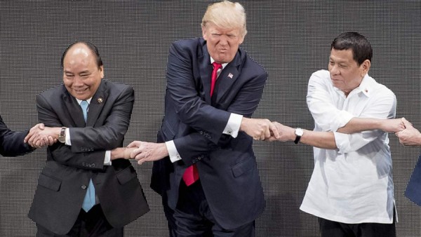 Trump es sorprendido por un apretón de manos grupal