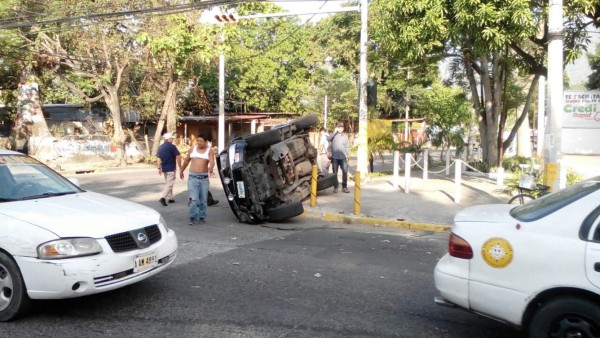 Así quedó la camioneta después del impacto a un bus rapidito de San Pedro Sula, zona norte de Honduras.