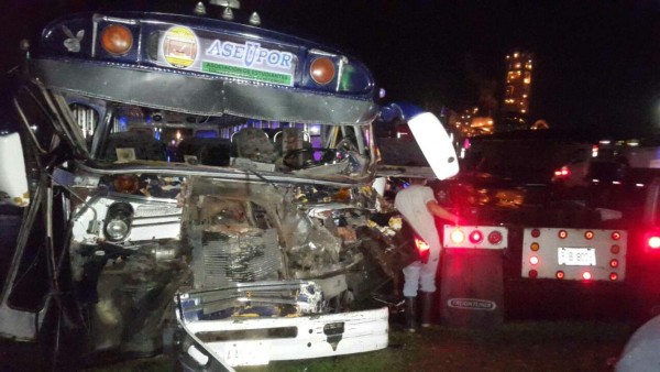 Dos personas heridas deja accidente en carretera a Puerto Cortés
