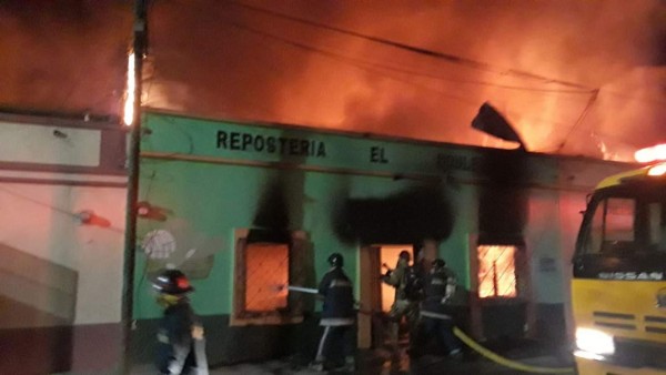Incendio consumió dos inmuebles en Siguatepeque