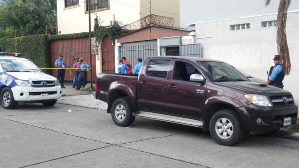 La víctima quedó en el vehículo doble cabina, según datos laboraba como guardaespaldas de los propietarios de una ferretería.