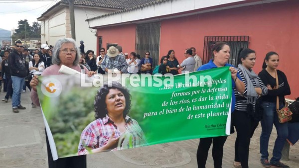 Multitud le dijo 'hasta siempre' a la líder lenca Berta Cáceres