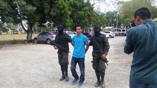 Joven es capturado presuntamente con armas, droga y una motocicleta