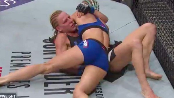 Luchadora de UFC se esforzó tanto que se terminó defecando en pleno combate