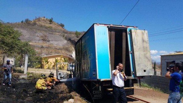 El camión repartido fue apagado por elementos del Cuerpo de Bomberos.