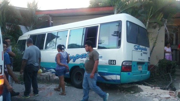 Bus destruye muro de una casa en San Pedro Sula