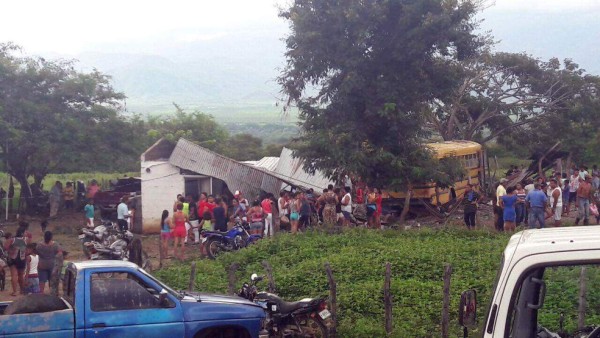 Bus impacta contra casa y deja tres personas heridas en Yoro
