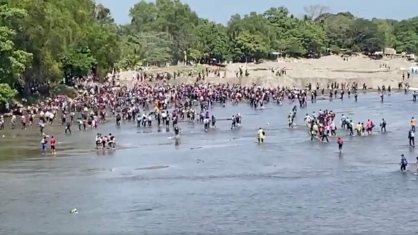 Migrantes cruzan en masa el río Suchiate en la frontera con México