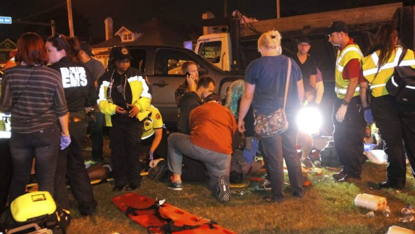 Un auto se estrella con una multitud en EUA y deja 28 heridos