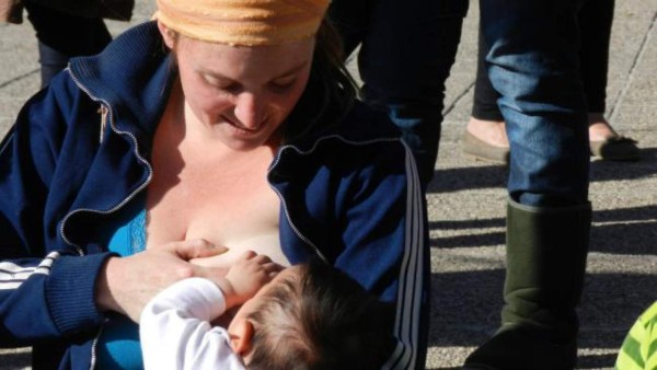 Panameñas amamantan a sus bebés en público en protesta por prohibición