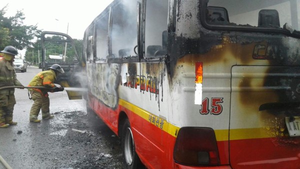 Se incendia bus de empresa de transporte en Sabá, Colón