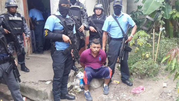 Darwin Alberto Varela Castillo (30) fue detenido con varias armas de fuego en la colonia El Carmen de San Pedro Sula.