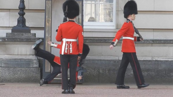 La estrepitosa caída de un guardia del palacio de Buckingham