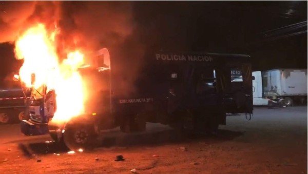 Manifestantes queman camión policial en Sabá, Colón