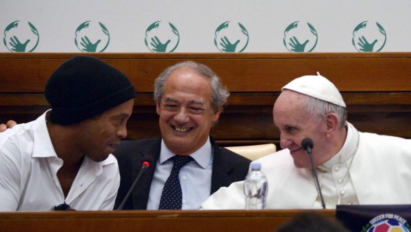 El Papa y Ronaldinho anuncian nuevo 'partido por la paz'