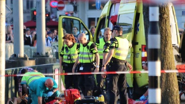 Una camioneta embiste a un grupo en Ámsterdam