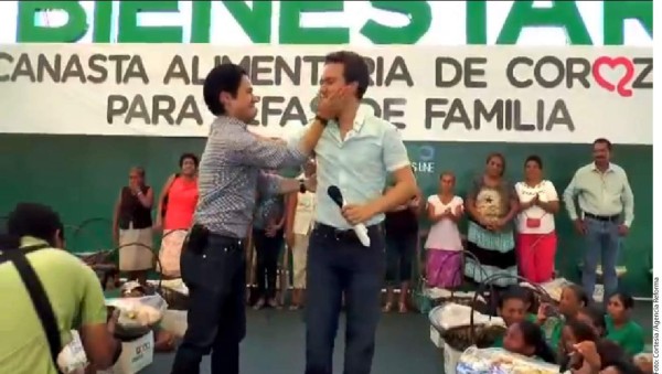 El político se dejó abofetear por el joven agraviado tras el escándalo que causó en México.
