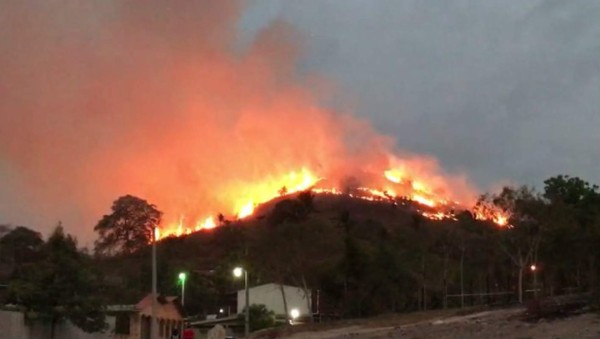 Voraz incendio consume cerro en Choloma