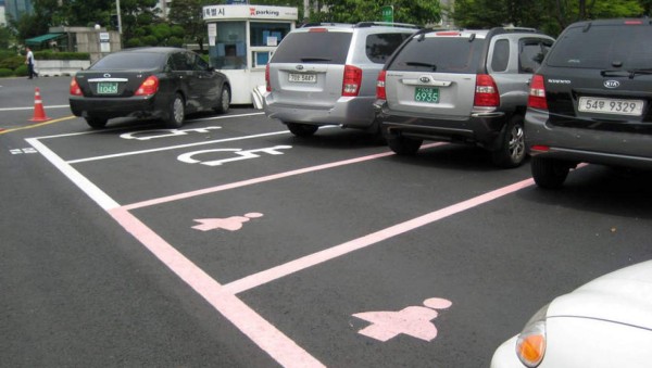 Crean estacionamientos más anchos para las mujeres