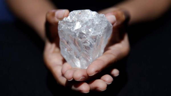 Hallan más de mil billones de toneladas de diamantes enterrados