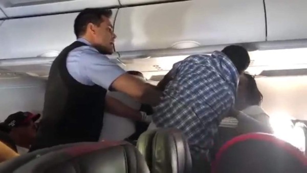 VIDEO: Pasajeros se van a los golpes en pleno vuelo por una cerveza