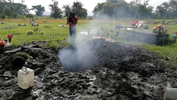 Hombres armados sacan cadáver de una tumba y después lo queman en San Pedro Sula