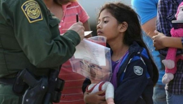 Juez de EEUU mantiene freno temporal a deportación de familias reunificadas