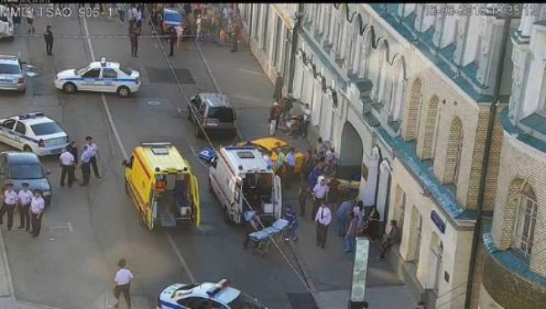 Taxi atropella a peatones en el centro de Moscú, Rusia