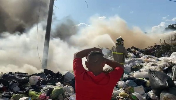 Incendio estuvo a punto de consumir cuartería en el barrio Sunseri de San Pedro Sula