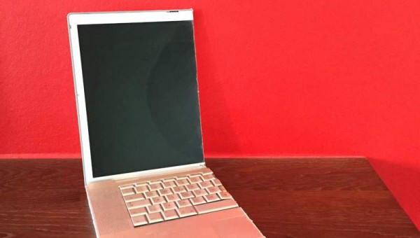 Los usuarios lamentaron la decisión del hombre de partir a la mitad su MacBook Pro además de un iPhone.