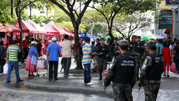 Sampedranos pasaron último día de 2013 entre viajes y compras