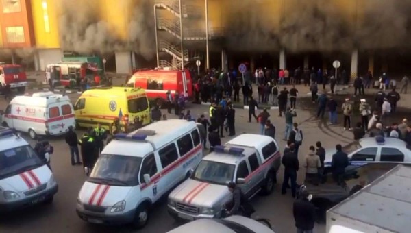 Miles de evacuados por un incendio en un centro comercial de Rusia