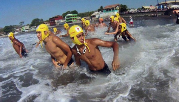 Salvadoreños nadan 21 km en mar abierto para ser guardavidas