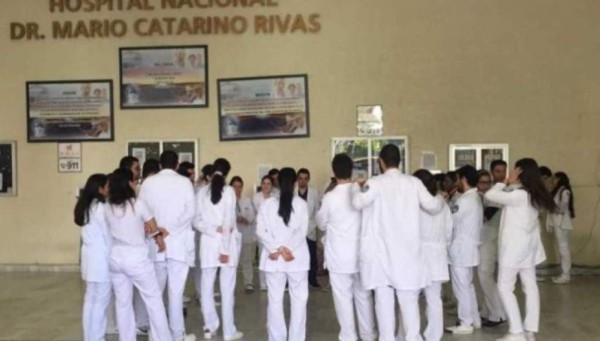 Médicos de Honduras en servicio social exigen seguro médico urgente y vacuna contra el Covid-19