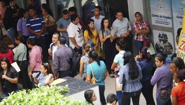 Empresas ofertarán más de 200 plazas hoy en feria laboral en el edificio Plaza