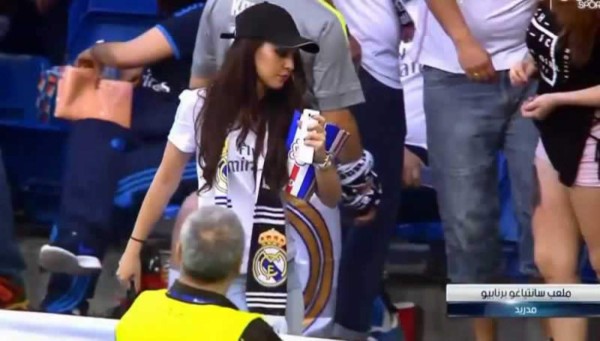 El 'lapsus' de un camarógrafo con una bella aficionada del Real Madrid