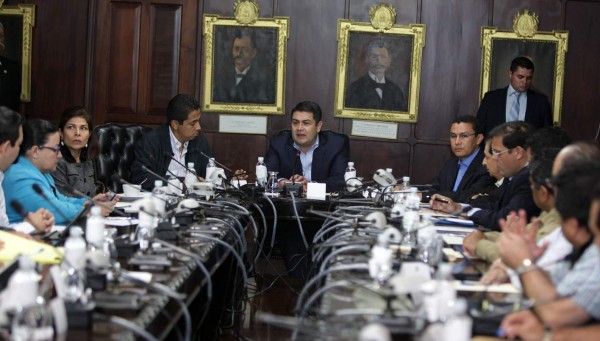 Presidente de Honduras insatisfecho con algunos ministros