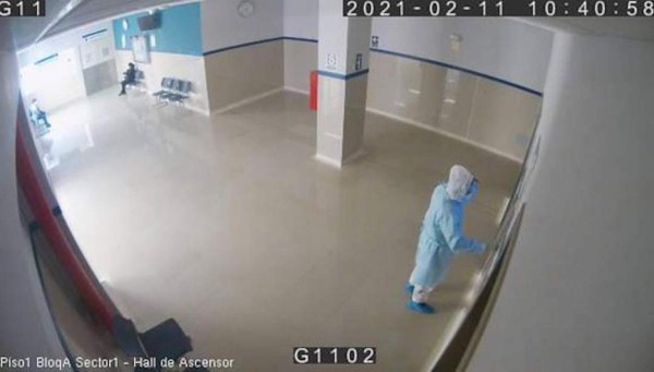 VIRAL: Policía se viste de doctor para entrar a hospital y ver a su padre enfermo de Covid-19; el desenlace es desgarrador