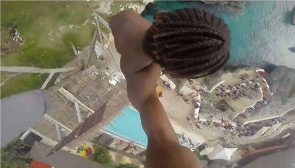 Un hombre graba con una GoPro en la mano, su caida de 30 metros. Le apodan el Spider de Jamaica. Foto YouTube.