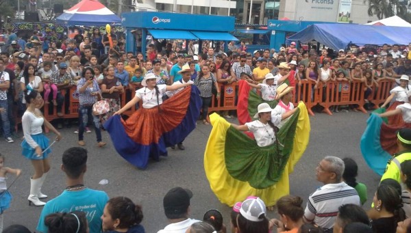 San Pedro Sula vibra con el desfile de carrozas