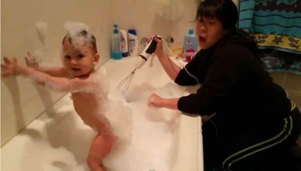Polémica: Madre baña a su hijo con una batidora eléctrica encendida