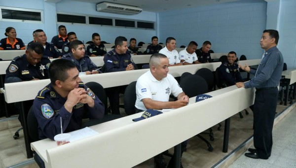 Capacitan policías hondureños en trato a turistas