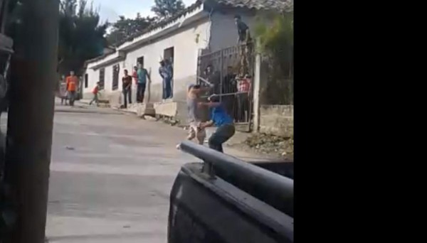 VIDEO: pobladores de Copán se enfrentan a machetazos