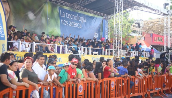 San Pedro Sula vibra con el desfile de carrozas