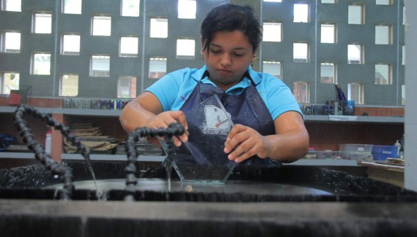 Pioneros de la artesanía en vidrio están en El Progreso