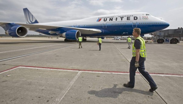 United Airlines niega ingreso a pasajeras por usar leggins