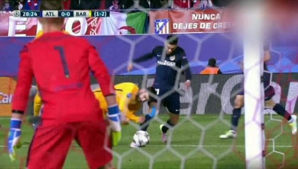 VIDEO: ¿Hay penal de Piqué en el Atlético-Barcelona?