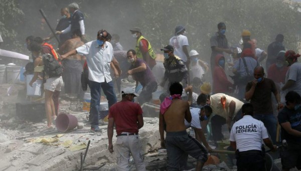 Video: Escuela colapsa y buscan desesperadamente a niños en México